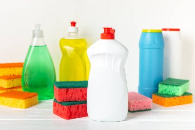 Arka planda renkli bulaşık süngerleri. Mutfak süngeri. Temizlik konsepti, temizlik hizmeti. Bulaşık deterjanı ve temiz ve kirli tabaklar. Metin için yer, kopyalama alanı. Bulaşıkları yıka..