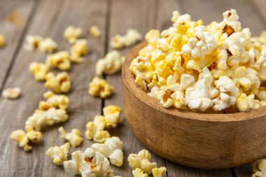 Parlak renkli arka planda tuzlu patlamış mısır. Sinema ve eğlence anlayışı. Patlamış mısırla film gecesi. Lezzetli aperatif, atıştırmalık. Mesaj için yer, fotokopi alanı. Pankart