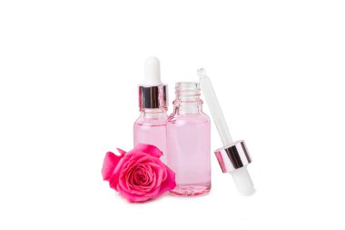 Beyaz arka planda yalıtılmış gül yağı. Güller ve bir şişe gül kokulu su. Aromaterapi tedavisi. Güzellik konsepti. Spa işlemi. Doğal organik yağ. Stres önleyici ve detoks gevşetici..