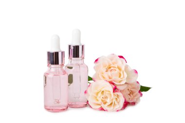 Beyaz arka planda yalıtılmış gül yağı. Güller ve bir şişe gül kokulu su. Aromaterapi tedavisi. Güzellik konsepti. Spa işlemi. Doğal organik yağ. Stres önleyici ve detoks gevşetici..