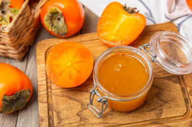 Tahta desenli masada olgun hurma dilimleriyle hurma reçeli. Lezzetli hurma reçeli. Marmelat. Sağlıklı tatlılar. Vejetaryen. Yakın plan. Mesaj için yer var. Boşluğu kopyala.