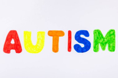 Otizm Farkındalığı Günü .2 Nisan Dünya Otizm Farkındalık Günü arka planı. Temel Tasarım Tasarımı. Renkli ahşap bulmacalar, harfler ve küplerle UTISM metni için dikkat kampanyası.