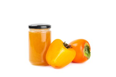 Beyaz arka planda izole edilmiş olgun hurma dilimli hurma reçeli. Lezzetli hurma reçeli. Marmelat. Sağlıklı tatlılar. Vejetaryen. Yakın plan. Mesaj için yer var. Boşluğu kopyala.