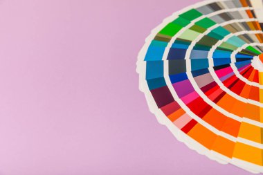 Parlak renkli arka planda renk paleti. Renkli palet rehberi. Gökkuşağı renklerinin kağıt kataloğu. Yaratıcı. Palet, trend renk örnekleri. Renk örnekleri. Dekor ve iç mimar. Üst görünüm. 