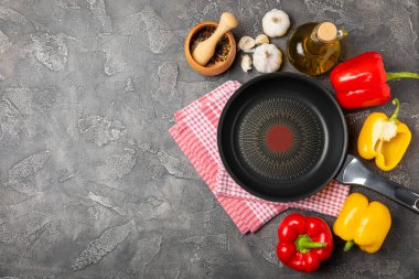 Kızartma tavası. Boş kızartma tavası ve mutfak aletleri ahşap dokulu arka planda. Yemek konsepti. Üst Manzara. Mesaj için yer var. Düz yatıyordu. Tarif.