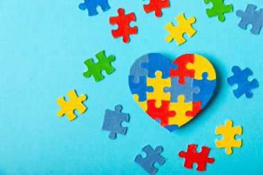 Otizm bulmacası. Otizm farkındalığı günü. Renkli parlak bulmacalar. Bulmaca. 2 Nisan Dünya otizm farkındalık günü geçmişi. Üst Manzara. Metin için alan. Boşluğu kopyala. Tasarım elementi. Otizm için Bakım Bilinci Kampanyası