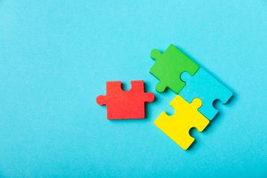 Otizm bulmacası. Otizm farkındalığı günü. Renkli parlak bulmacalar. Bulmaca. 2 Nisan Dünya otizm farkındalık günü geçmişi. Üst Manzara. Metin için alan. Boşluğu kopyala. Tasarım elementi. Otizm için Bakım Bilinci Kampanyası