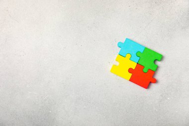 Otizm bulmacası. Otizm farkındalığı günü. Renkli parlak bulmacalar. Bulmaca. 2 Nisan Dünya otizm farkındalık günü geçmişi. Üst Manzara. Metin için alan. Boşluğu kopyala. Tasarım elementi. Otizm için Bakım Bilinci Kampanyası