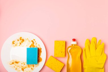 Arka planda renkli bulaşık süngerleri. Mutfak süngeri. Temizlik konsepti, temizlik hizmeti. Bulaşık deterjanı ve temiz ve kirli tabaklar. Metin için yer, kopyalama alanı. Bulaşıkları yıka..