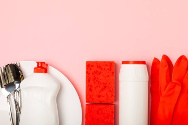 Arka planda renkli bulaşık süngerleri. Mutfak süngeri. Temizlik konsepti, temizlik hizmeti. Bulaşık deterjanı ve temiz ve kirli tabaklar. Metin için yer, kopyalama alanı. Bulaşıkları yıka..