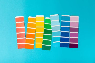 Parlak renkli arka planda renk paleti. Renkli palet rehberi. Gökkuşağı renklerinin kağıt kataloğu. Yaratıcı. Palet, trend renk örnekleri. Renk örnekleri. Dekor ve iç mimar. Üst görünüm. 