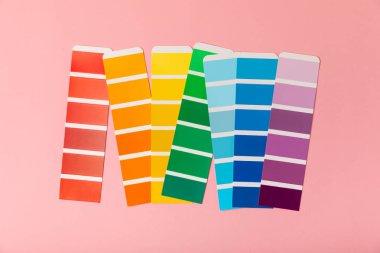 Parlak renkli arka planda renk paleti. Renkli palet rehberi. Gökkuşağı renklerinin kağıt kataloğu. Yaratıcı. Palet, trend renk örnekleri. Renk örnekleri. Dekor ve iç mimar. Üst görünüm. 