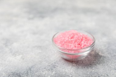 Banyo için deniz tuzu aromalı ve ahşap kaplamalı gül çiçekli. Pembe deniz tuzu. Spa tedavileri. Doğal tuz, bitkiler ve gerekli yağlar. Cilt bakımı. Mesaj için Meso. Boşluğu kopyala