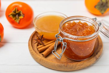 Tahta desenli masada olgun hurma dilimleriyle hurma reçeli. Lezzetli hurma reçeli. Marmelat. Sağlıklı tatlılar. Vejetaryen. Yakın plan. Mesaj için yer var. Boşluğu kopyala.