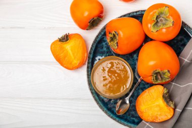 Tahta desenli masada olgun hurma dilimleriyle hurma reçeli. Lezzetli hurma reçeli. Marmelat. Sağlıklı tatlılar. Vejetaryen. Yakın plan. Mesaj için yer var. Boşluğu kopyala.