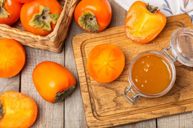 Tahta desenli masada olgun hurma dilimleriyle hurma reçeli. Lezzetli hurma reçeli. Marmelat. Sağlıklı tatlılar. Vejetaryen. Yakın plan. Mesaj için yer var. Boşluğu kopyala.