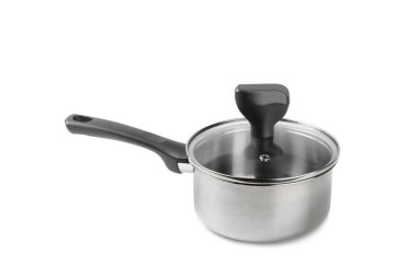 Paslanmaz çelik tencere beyaz arka planda izole edilmiş. Modern tencere. Mutfak aletleri. Pişirme tavası. Yemek pişirme konsepti. Model