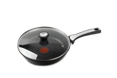 Kızartma tavası ve beyaz arka planda izole edilmiş yapışmaz kaplama. Pişirmek için kızartma. Modern mutfak aletleri. Yemek pişirme konsepti. Model