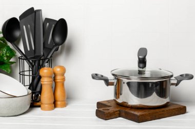 Mutfak arka planında paslanmaz çelik tencere. Modern tencere. Mutfak eşyaları. Ot pişiriyorum. Yemek pişirme konsepti. Modelleme. Mesaj için yer var. Boşluğu kopyala.