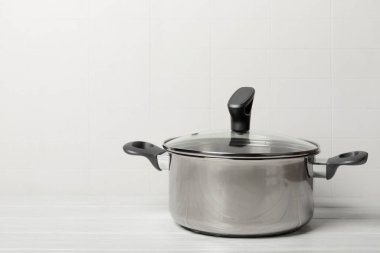 Mutfak arka planında paslanmaz çelik tencere. Modern tencere. Mutfak eşyaları. Ot pişiriyorum. Yemek pişirme konsepti. Modelleme. Mesaj için yer var. Boşluğu kopyala.