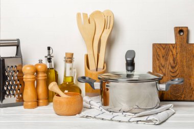 Mutfak arka planında paslanmaz çelik tencere. Modern tencere. Mutfak eşyaları. Ot pişiriyorum. Yemek pişirme konsepti. Modelleme. Mesaj için yer var. Boşluğu kopyala.