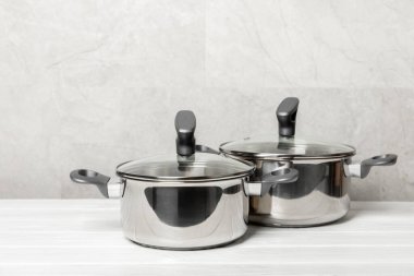 Mutfak arka planında paslanmaz çelik tencere. Modern tencere. Mutfak eşyaları. Ot pişiriyorum. Yemek pişirme konsepti. Modelleme. Mesaj için yer var. Boşluğu kopyala.