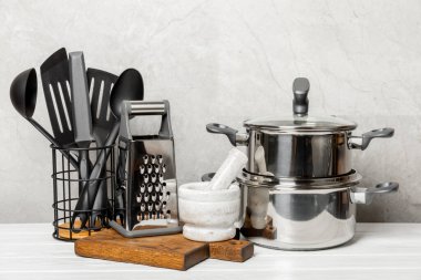 Mutfak arka planında paslanmaz çelik tencere. Modern tencere. Mutfak eşyaları. Ot pişiriyorum. Yemek pişirme konsepti. Modelleme. Mesaj için yer var. Boşluğu kopyala.