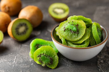 Kivi ahşap arka planda kurutulmuş meyve. Kivi şekerli meyve. Sağlıklı yiyecekler. Kek pişirmek için gerekli malzemeler. Sağlıklı atıştırmalıklar, vejetaryen tatlılar. Mesaj için yer var. Boşluğu kopyala