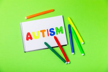 Otizm Farkındalığı Günü .2 Nisan Dünya Otizm Farkındalık Günü arka planı. Temel Tasarım Tasarımı. Renkli ahşap bulmacalar, harfler ve küplerle UTISM metni için dikkat kampanyası.