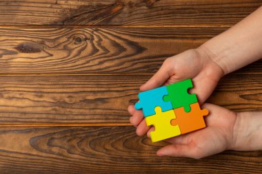 Otizm bulmacası. Otizm farkındalığı günü. Renkli parlak bulmacalar. Bulmaca. 2 Nisan Dünya otizm farkındalık günü geçmişi. Üst Manzara. Metin için alan. Boşluğu kopyala. Tasarım elementi. Otizm için Bakım Bilinci Kampanyası