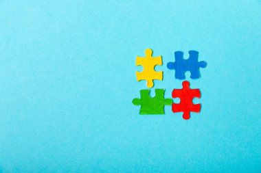 Otizm bulmacası. Otizm farkındalığı günü. Renkli parlak bulmacalar. Bulmaca. 2 Nisan Dünya otizm farkındalık günü geçmişi. Üst Manzara. Metin için alan. Boşluğu kopyala. Tasarım elementi. Otizm için Bakım Bilinci Kampanyası