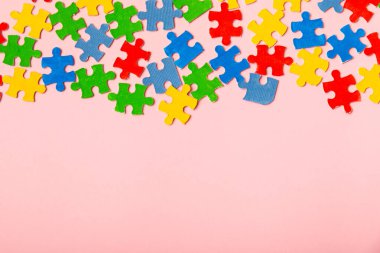 Otizm bulmacası. Otizm farkındalığı günü. Renkli parlak bulmacalar. Bulmaca. 2 Nisan Dünya otizm farkındalık günü geçmişi. Üst Manzara. Metin için alan. Boşluğu kopyala. Tasarım elementi. Otizm için Bakım Bilinci Kampanyası