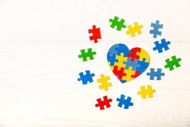 Otizm bulmacası. Otizm farkındalığı günü. Renkli parlak bulmacalar. Bulmaca. 2 Nisan Dünya otizm farkındalık günü geçmişi. Üst Manzara. Metin için alan. Boşluğu kopyala. Tasarım elementi. Otizm için Bakım Bilinci Kampanyası