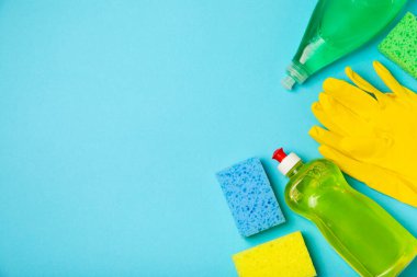 Arka planda renkli bulaşık süngerleri. Mutfak süngeri. Temizlik konsepti, temizlik hizmeti. Bulaşık deterjanı ve temiz ve kirli tabaklar. Metin için yer, kopyalama alanı. Bulaşıkları yıka..