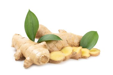 Beyaz arka planda izole edilmiş taze zencefil. Dilimlenmiş zencefil. Zencefil kökü. Geleneksel alternatif tıp, bağışıklık için çay. Yakın plan..