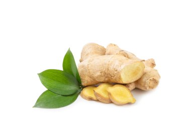 Beyaz arka planda izole edilmiş taze zencefil. Dilimlenmiş zencefil. Zencefil kökü. Geleneksel alternatif tıp, bağışıklık için çay. Yakın plan..