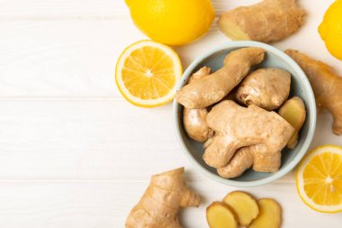 Ahşap arka planda taze zencefil. Kuru zencefil. Ballı ve limonlu zencefil dilimi. Zencefil kökü. Geleneksel alternatif tıp, bağışıklık için çay. Baharat ve baharat konsepti. Boşluğu kopyala.