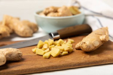 Ahşap arka planda taze zencefil. Kuru zencefil. Ballı ve limonlu zencefil dilimi. Zencefil kökü. Geleneksel alternatif tıp, bağışıklık için çay. Baharat ve baharat konsepti. Boşluğu kopyala.