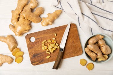 Ahşap arka planda taze zencefil. Kuru zencefil. Ballı ve limonlu zencefil dilimi. Zencefil kökü. Geleneksel alternatif tıp, bağışıklık için çay. Baharat ve baharat konsepti. Boşluğu kopyala.