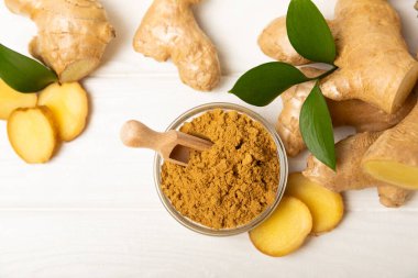 Ahşap arka planda taze zencefil. Kuru zencefil. Ballı ve limonlu zencefil dilimi. Zencefil kökü. Geleneksel alternatif tıp, bağışıklık için çay. Baharat ve baharat konsepti. Boşluğu kopyala.