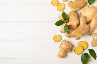 Ahşap arka planda taze zencefil. Kuru zencefil. Ballı ve limonlu zencefil dilimi. Zencefil kökü. Geleneksel alternatif tıp, bağışıklık için çay. Baharat ve baharat konsepti. Boşluğu kopyala.