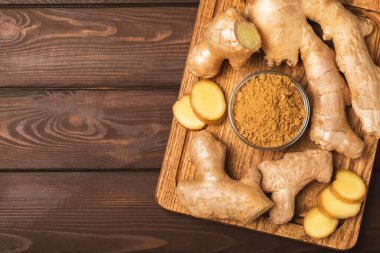 Ahşap arka planda taze zencefil. Kuru zencefil. Ballı ve limonlu zencefil dilimi. Zencefil kökü. Geleneksel alternatif tıp, bağışıklık için çay. Baharat ve baharat konsepti. Boşluğu kopyala.