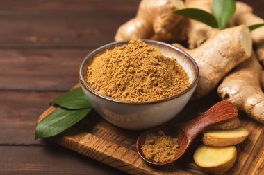 Ahşap arka planda taze zencefil. Kuru zencefil. Ballı ve limonlu zencefil dilimi. Zencefil kökü. Geleneksel alternatif tıp, bağışıklık için çay. Baharat ve baharat konsepti. Boşluğu kopyala.