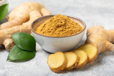 Ahşap arka planda taze zencefil. Kuru zencefil. Ballı ve limonlu zencefil dilimi. Zencefil kökü. Geleneksel alternatif tıp, bağışıklık için çay. Baharat ve baharat konsepti. Boşluğu kopyala.