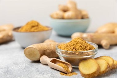 Ahşap arka planda taze zencefil. Kuru zencefil. Ballı ve limonlu zencefil dilimi. Zencefil kökü. Geleneksel alternatif tıp, bağışıklık için çay. Baharat ve baharat konsepti. Boşluğu kopyala.