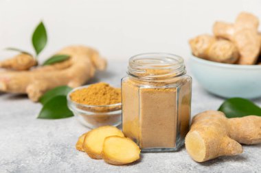 Ahşap arka planda taze zencefil. Kuru zencefil. Ballı ve limonlu zencefil dilimi. Zencefil kökü. Geleneksel alternatif tıp, bağışıklık için çay. Baharat ve baharat konsepti. Boşluğu kopyala.