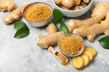 Ahşap arka planda taze zencefil. Kuru zencefil. Ballı ve limonlu zencefil dilimi. Zencefil kökü. Geleneksel alternatif tıp, bağışıklık için çay. Baharat ve baharat konsepti. Boşluğu kopyala.
