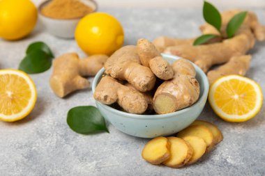 Ahşap arka planda taze zencefil. Kuru zencefil. Ballı ve limonlu zencefil dilimi. Zencefil kökü. Geleneksel alternatif tıp, bağışıklık için çay. Baharat ve baharat konsepti. Boşluğu kopyala.