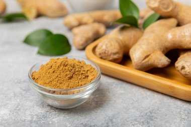 Ahşap arka planda taze zencefil. Kuru zencefil. Ballı ve limonlu zencefil dilimi. Zencefil kökü. Geleneksel alternatif tıp, bağışıklık için çay. Baharat ve baharat konsepti. Boşluğu kopyala.
