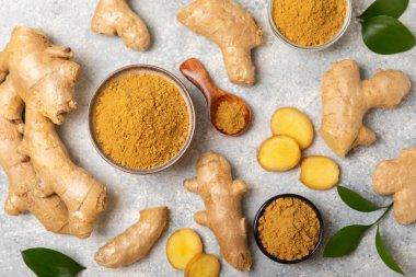 Ahşap arka planda taze zencefil. Kuru zencefil. Ballı ve limonlu zencefil dilimi. Zencefil kökü. Geleneksel alternatif tıp, bağışıklık için çay. Baharat ve baharat konsepti. Boşluğu kopyala.